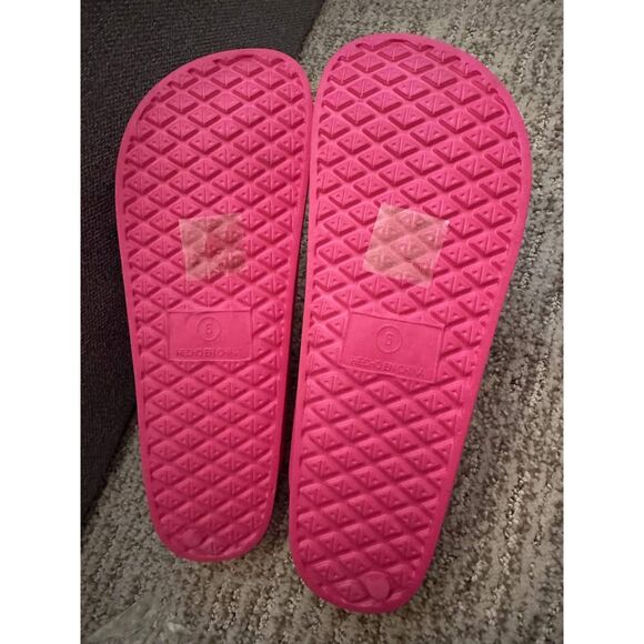 PrettyLittleThing Bright Pink Wide Fit Rubber Buckle Slides Sandals Size 8 NWT - Picture 3 of 5